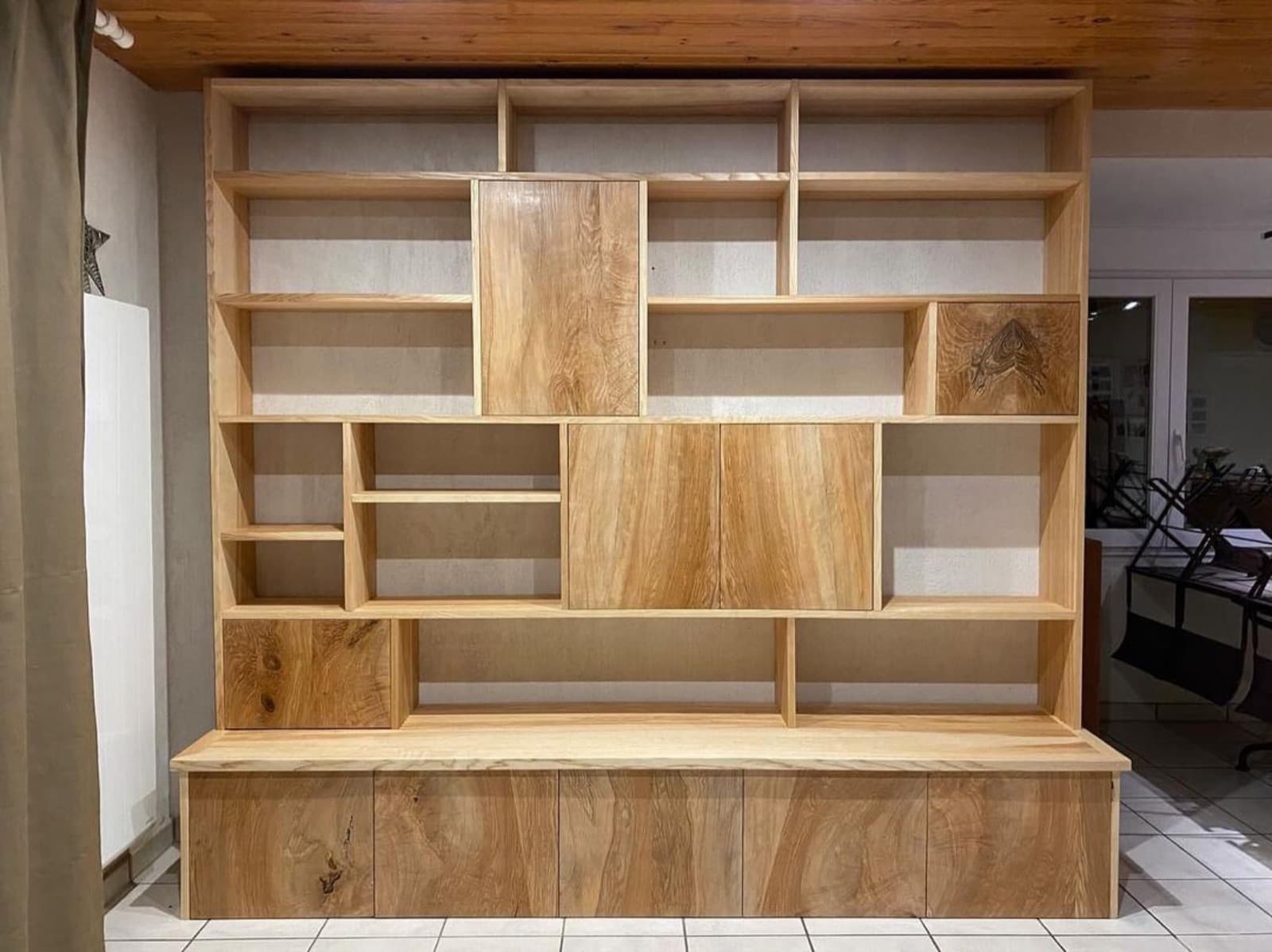 Bibliothèque sur mesure en bois réalisée par La Mesnie du Bois