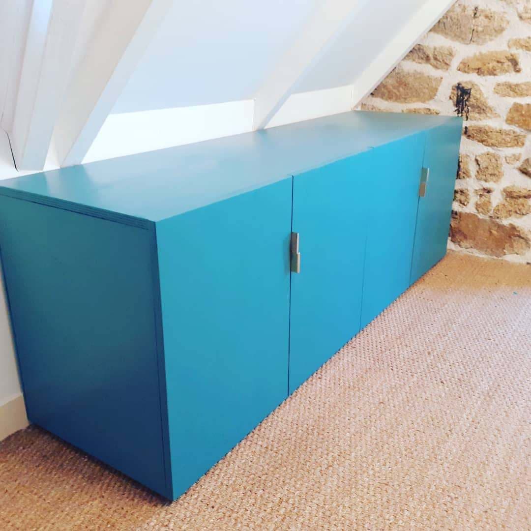 Petit placard peint sous pente. Poignée de la laitonnerie de la Rochelle