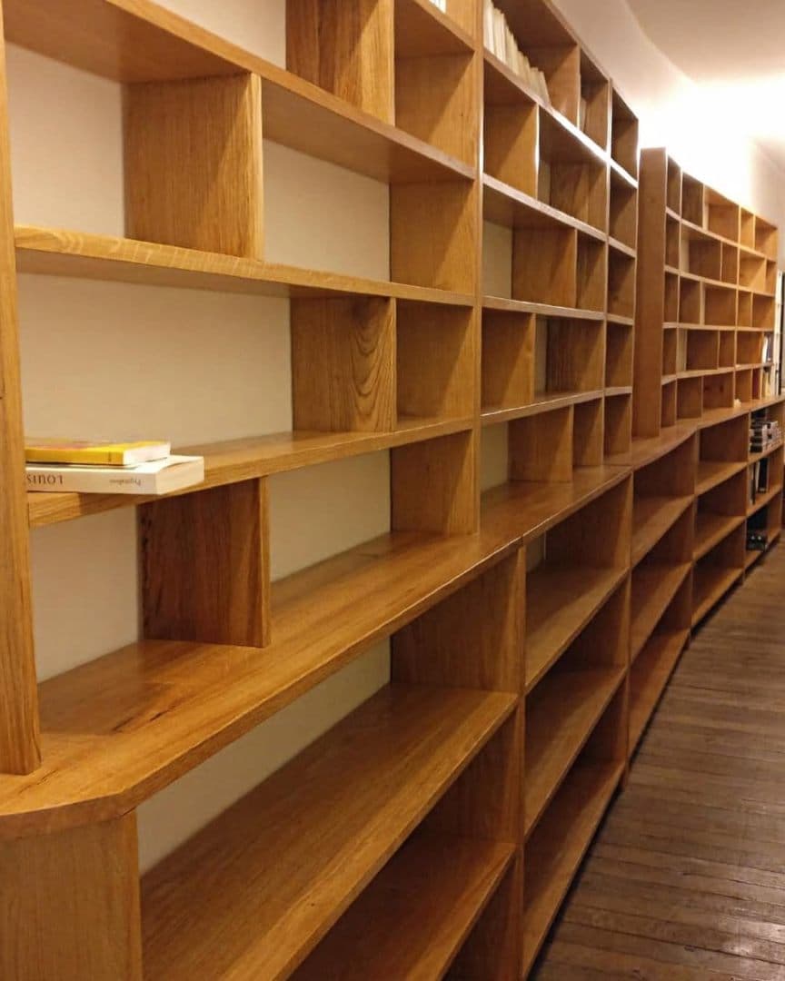 Grande bibliothèque en chêne: 11m par 2m60, bibliothèque en U dans une pièce carrée, assemblages dominos.