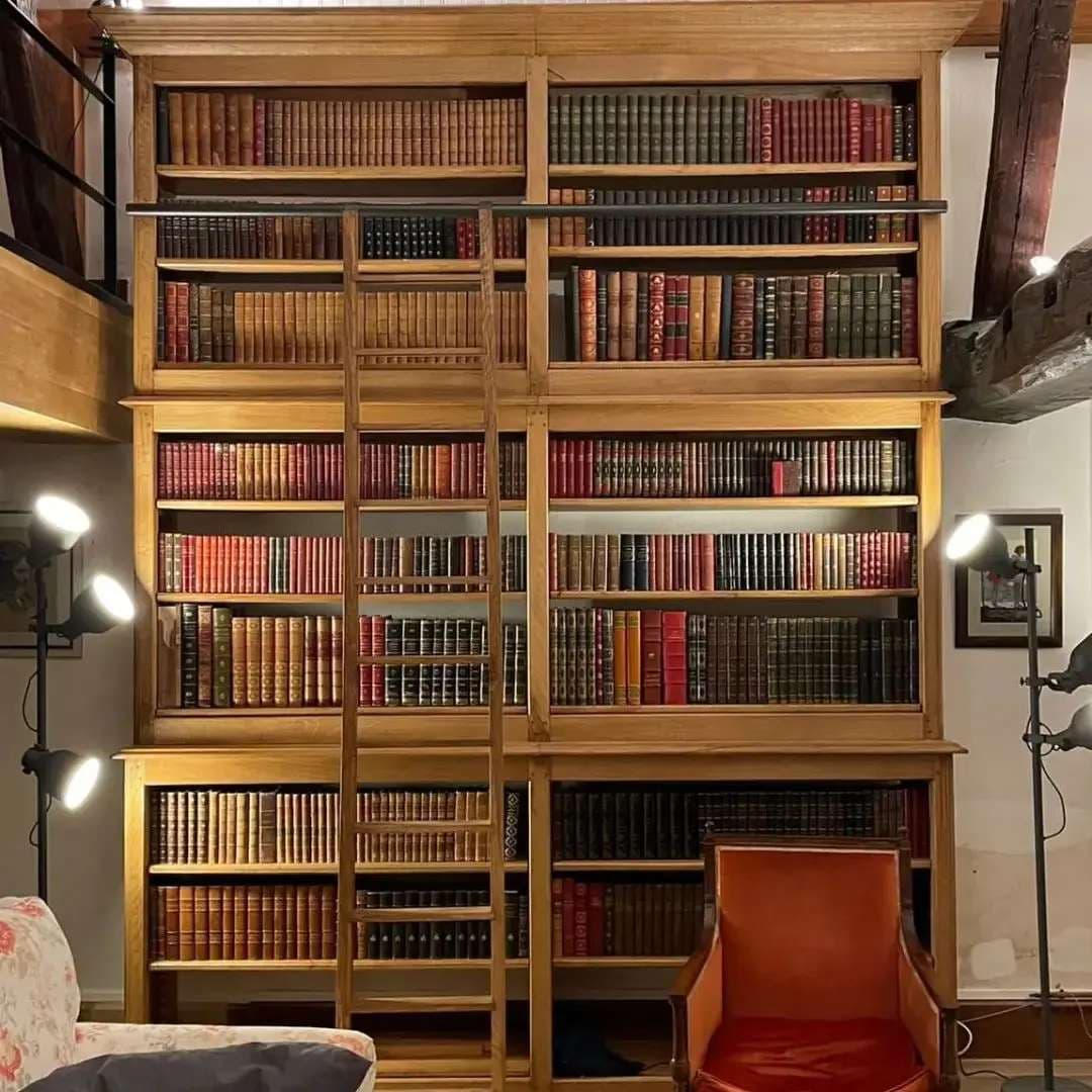 Bibliothèque en chêne de pays dans un style traditionnel de 3m40 de haut.
