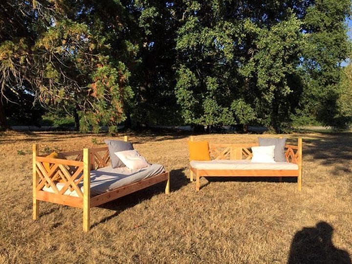 Lit en cyprès avec dossier pour un usage en extérieur. Les motifs des dossiers, assemblés en mi-bois et tenons-mortaises sont d'inspiration iranienne. Le meuble est chevillé et démontable.