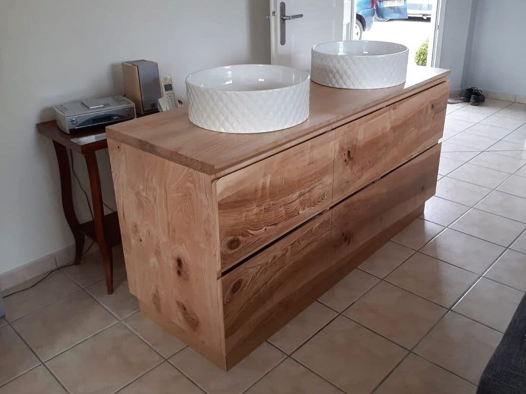 Meuble de salle de bain à tiroirs. Meuble plaqué en frêne de pays, placage scié et travaillé sur place.